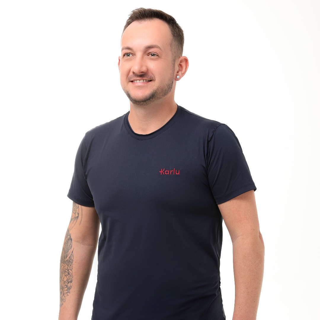Camiseta gola redonda e gola V